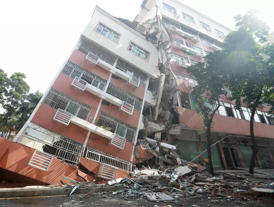 深圳一居民楼倾斜坍塌，现场触目惊心！ 