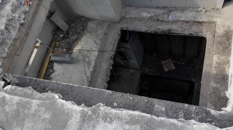 楼板开洞 用粘钢还是碳纤维布加固？